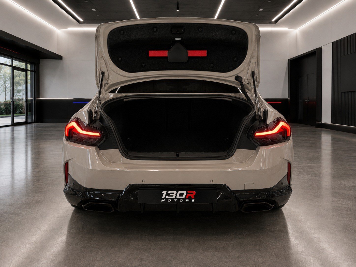 M240i xDrive maletero abierto detalle